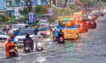 Nhiều tuyến phố Đà Nẵng ngập sâu tới nửa bánh xe