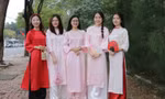 Du khách diện áo dài xuống phố Đà Nẵng chơi Tết Dương lịch