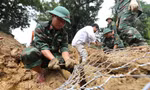 Bộ đội kết rọ đá cứu nhà dân sắp sạt lở xuống sông
