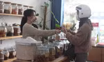 Khách đến tiệm đều giữ thói quen mang theo chai, lọ đã qua sử dụng đến để đựng các sản phẩm mang về 