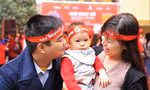 Đại úy Nguyễn Văn Nguyên (Học viện An ninh nhân dân) cùng vợ và con trai tại chương trình Chủ nhật Đỏ năm 2016. Ảnh: NVCC