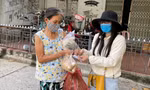 Chị Vũ Thị Vân Anh tham gia vào Tổ COVID cộng đồng đi hỗ trợ các hoàn cảnh khó khăn