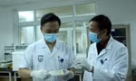 Xem xét mẫu xét nghiệm sinh kháng thể của các tình nguyện viên tiêm thử nghiệm vắc-xin Nano Covax. Ảnh: VGP 