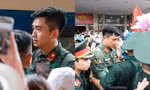 Thượng úy Lê Hoàng Hiệp thu hút sự chú ý đặc biệt của giới trẻ tại ga Hà Nội