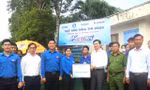 Bí thư T.Ư Đoàn tặng quà đội hình "Tiếp sức mùa thi năm 2024" tại Hậu Giang
