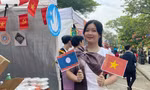 Váy tái chế dài 2 mét, té nước, buộc chỉ tay... tại ngày hội Tết Bunpimay