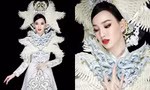 Ái Nhi trình diễn áo dài nặng 30kg tại phần thi Quốc phục của "Miss Intercontinental 2021"
