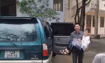 Đưa đón học sinh đến trường dự thi. 