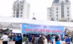 Sôi nổi ngày hội đổi rác lấy quà. Ảnh: Duy Chiến 