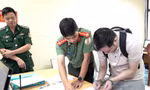 Đối tượng Vương Bình Bình (bìa phải). 