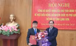 Lãnh đạo tỉnh Lạng Sơn tặng hoa chúc mừng tân Phó giám đốc Sở Nội vụ. Ảnh: Duy Chiến