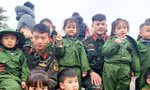 Vui cùng các chú Bộ đội Lạng Sơn (ảnh: Duy Chiến)