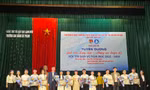 Tôn vinh những sinh viên tiêu biểu. Ảnh: Duy Chiến 