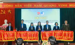 Nhiều tập thể được tặng cờ thi đua. Ảnh: Duy Chiến 