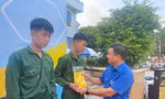 Tặng quà cho các chiến sỹ nhí. Ảnh: H.T
