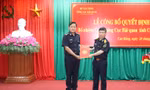 Lãnh đạo Tổng cục Hải quan trao Quyết định cho tân cục trưởng Hải quan Cao Bằng Lê Viết Phong (bìa trái) -Ảnh: V. Tiệp