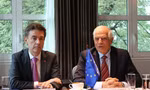 Đại diện cấp cao EU về chính sách đối ngoại và an ninh Josep Borrell (phải) và Đại sứ EU tại Việt Nam Julien Guerrier trong cuộc gặp báo chí ngày 31/7. (Ảnh: TH)