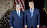 Thủ tướng Hungary Viktor Orban và cựu Tổng thống Mỹ Donald Trump trong cuộc gặp tại Florida. (Ảnh: EPA)