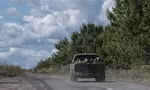 Binh lính Ukraine di chuyển ở vùng Sumy gần biên giới Nga ngày 13/8. (Ảnh: Reuters)