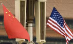 Quốc kỳ Mỹ và Trung Quốc. (Ảnh: Kyodo)