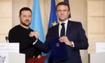 Tổng thống Pháp Emmanuel Macron và người đồng cấp Ukraine Volodymir Zelensky khi ký thỏa thuận an ninh tại Paris. (Ảnh: Reuters)