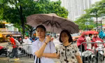 Phụ huynh đội mưa cùng con thi vào lớp 10 ở Hà Nội