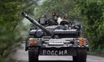 Một xe tăng của lực lượng thân Nga ở vùng Donbas ngày 22/5. (Ảnh: Reuters)