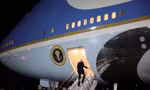 Ông Biden lên máy bay thực hiện chuyến công du Israel và Ả-rập Xê-út. (Ảnh: Reuters)