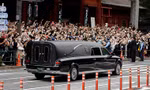 Người dân Nhật tiễn xe chở linh cữu cố Thủ tướng Abe Shinzo. (ảnh: CNN)