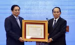  Thường trực Ban Bí thư, Phó Chủ tịch nước Lào Bounthong Chimany trao Huân chương Vàng Quốc gia cho Thủ tướng Phạm Minh Chính. (Ảnh: TTXVN) 