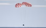 Tàu Orion đáp xuống Thái Bình Dương ngày 11/12. (Ảnh: Reuters)