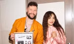 Hoàng Duyên tặng nón lá và bánh tráng cho Calum Scott, trổ tài nói tiếng Thái cực xịn