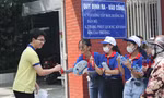 Phụ huynh cảm mến với màu áo xanh ‘Tiếp sức mùa thi’