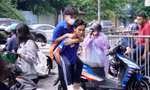Những khoảnh khắc đẹp của các sĩ tử và sinh viên tình nguyện 'Tiếp sức mùa thi' TP. HCM 