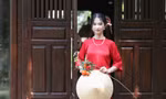 Bạn trẻ xung xính áo dài chụp ảnh ở các di tích lịch sử dịp Tết