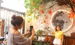 Bạn trẻ bị thu hút bởi những quán cà phê 'chill' ở Sài Gòn mùa Trung Thu