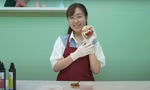 Cô gái 9X ‘trang điểm’ cho bánh Trung Thu