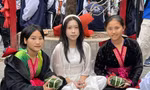Giàng Thị Hờ (ngoài cùng bên phải) và Giàng Thu Hà (ngoài cùng bên trái) khoe ảnh gói bánh chưng cùng học sinh Hà Nội