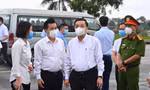 Chủ tịch UBND thành phố Hà Nội Chu Ngọc Anh kiểm tra công tác phòng, chống dịch COVID-19 tại Bệnh viện Bệnh Nhiệt đới cơ sở Kim Chung (Đông Anh, Hà Nội). Ảnh: Như Ý