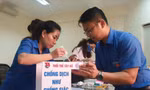 Anh Bùi Thế Cường, Bí thư Quận Đoàn Tây Hồ (Hà Nội) cùng cán bộ Quận Đoàn chuẩn bị cho các hoạt động phòng chống dịch COVID-19