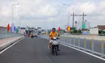 Người dân phấn khởi đi qua cầu Long Kiểng mới. Ảnh: HH