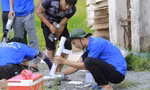 Bạn trẻ Bình Dương thực hiện công trình Thắp sáng đường quê tại xã vùng biên Ea Bar (huyện Buôn Đôn, tỉnh Đắk Lắk) 