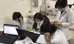 Nhân viên y tế phường Ô Chợ Dừa (quận Đống Đa) tư vấn cho F0 trên địa bàn 