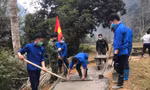 Tuổi trẻ Cao Bằng tham gia xây dựng đường nông thôn. Ảnh: Duy Chiến