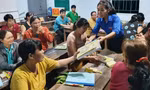 Chị Đàm Thị Sâm (đứng) tham gia giảng dạy lớp học xóa mù chữ
