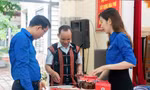 Đoàn trường ĐH Kinh tế - ĐH Đà Nẵng bàn giao bộ nhận diện cho chủ cơ sở sản xuất sản phẩm OCOP Rượu cần Phú Túc (xã Hòa Phú, huyện Hòa Vang)