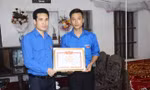 Bí thư Tỉnh Đoàn Nam Định (trái) trao tặng Bằng khen của Tỉnh Đoàn Nam Định cho anh Nguyễn Đức Chính - Ảnh: Hoàng Long