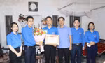 Lãnh đạo Tỉnh Đoàn Nam Định đến nhà riêng thăm hỏi, tặng Bằng khen đối với anh Nguyễn Đức Chính - Ảnh: Hoàng Long