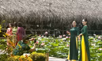 Đầm sen nở sớm ở Khánh Hòa, hàng trăm 'nàng thơ' xúng xính áo dài chụp ảnh