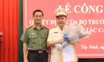 Tân phó Giám đốc Công an tỉnh Tây Ninh, thượng tá Nguyễn Quốc Toàn (phải sang).